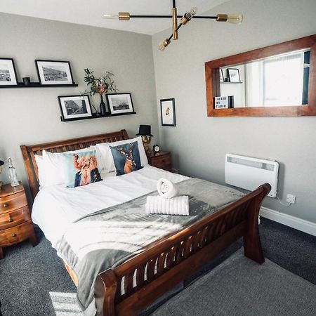 A Stylish 2 Bed Apartment In Cobh Town - Lux Stay エクステリア 写真