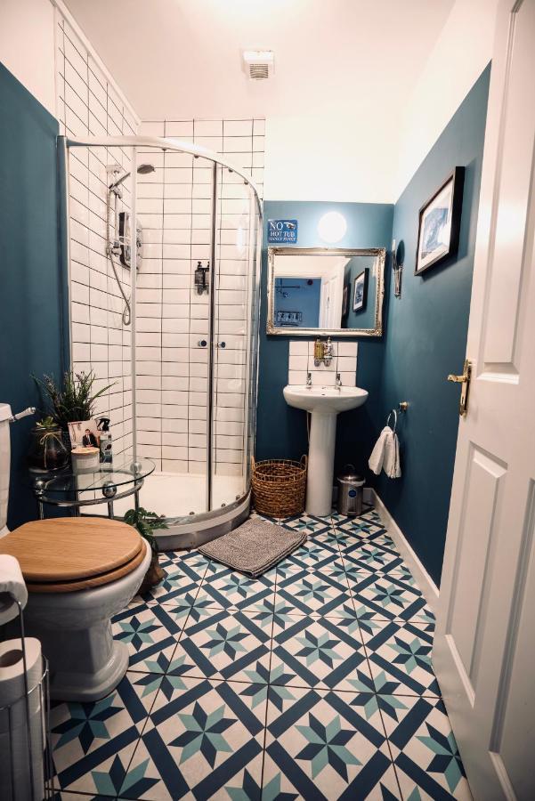 A Stylish 2 Bed Apartment In Cobh Town - Lux Stay エクステリア 写真
