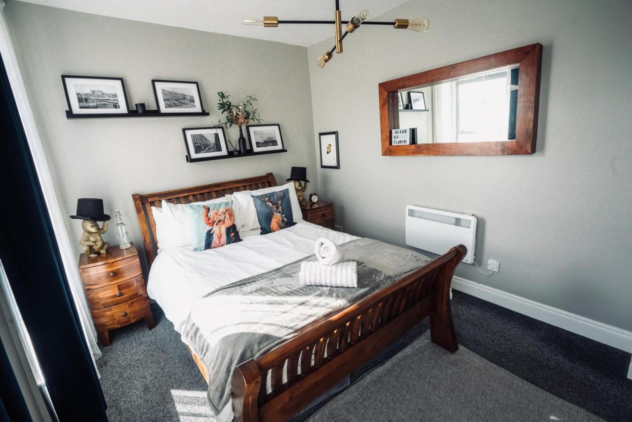 A Stylish 2 Bed Apartment In Cobh Town - Lux Stay エクステリア 写真