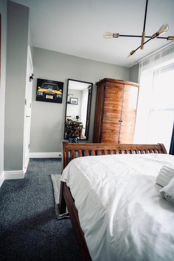 A Stylish 2 Bed Apartment In Cobh Town - Lux Stay エクステリア 写真