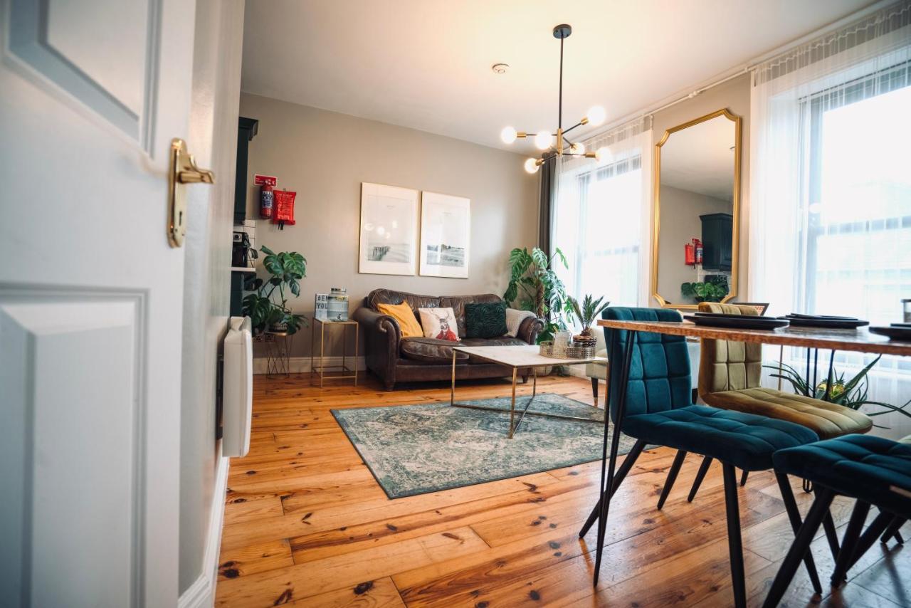 A Stylish 2 Bed Apartment In Cobh Town - Lux Stay エクステリア 写真