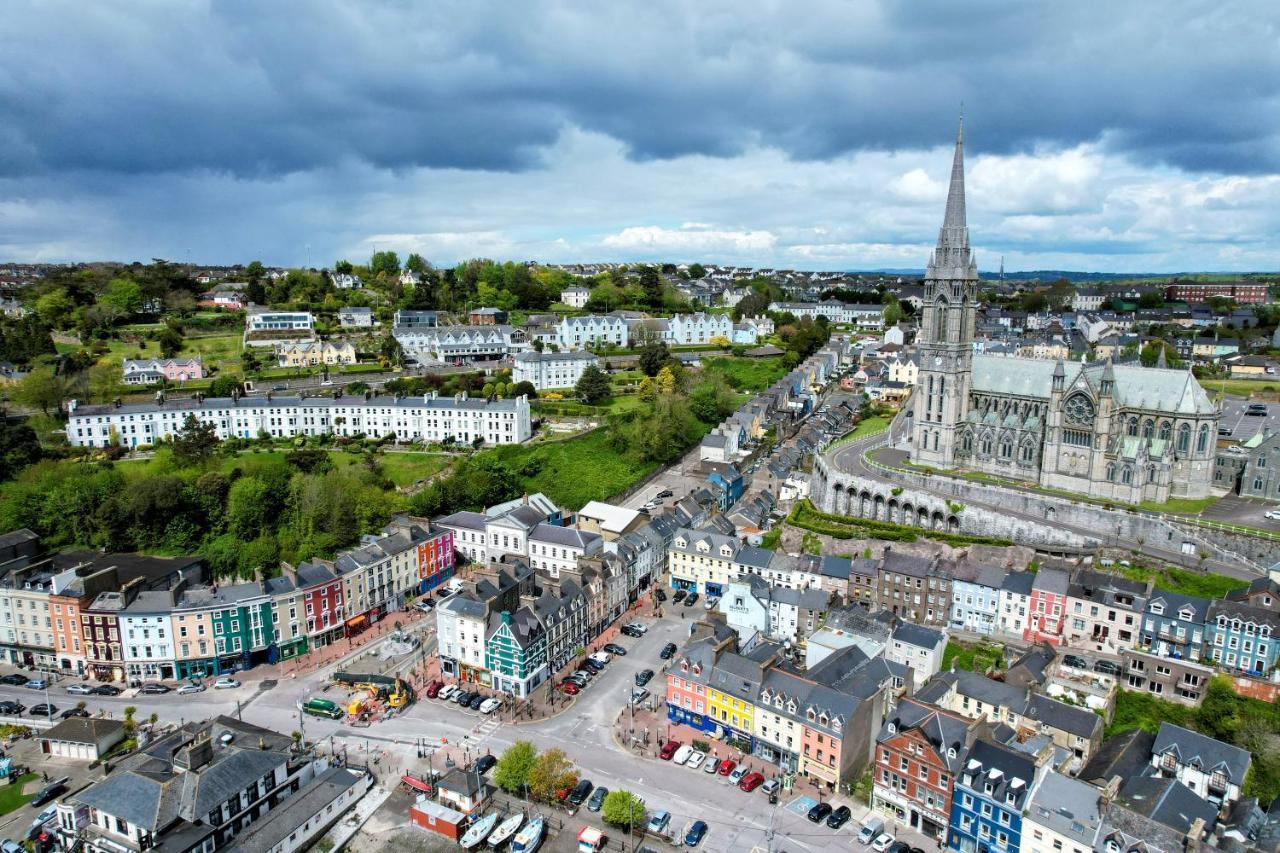 A Stylish 2 Bed Apartment In Cobh Town - Lux Stay エクステリア 写真