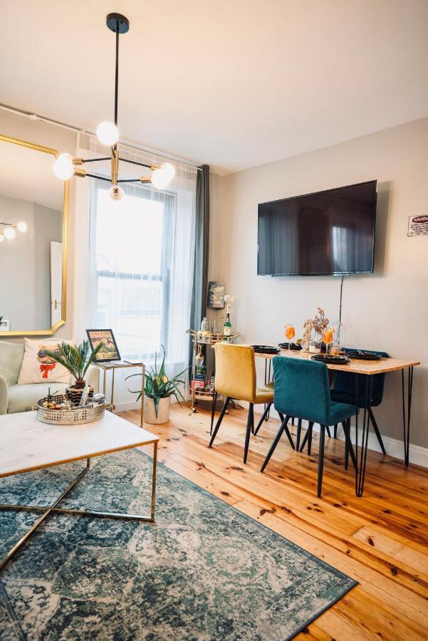 A Stylish 2 Bed Apartment In Cobh Town - Lux Stay エクステリア 写真