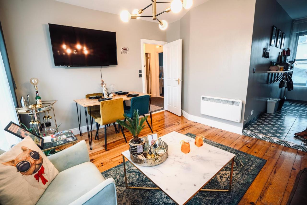 A Stylish 2 Bed Apartment In Cobh Town - Lux Stay エクステリア 写真