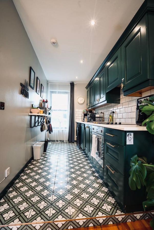 A Stylish 2 Bed Apartment In Cobh Town - Lux Stay エクステリア 写真