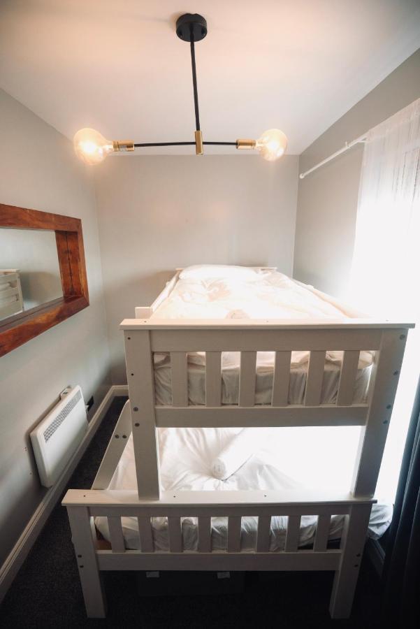 A Stylish 2 Bed Apartment In Cobh Town - Lux Stay エクステリア 写真