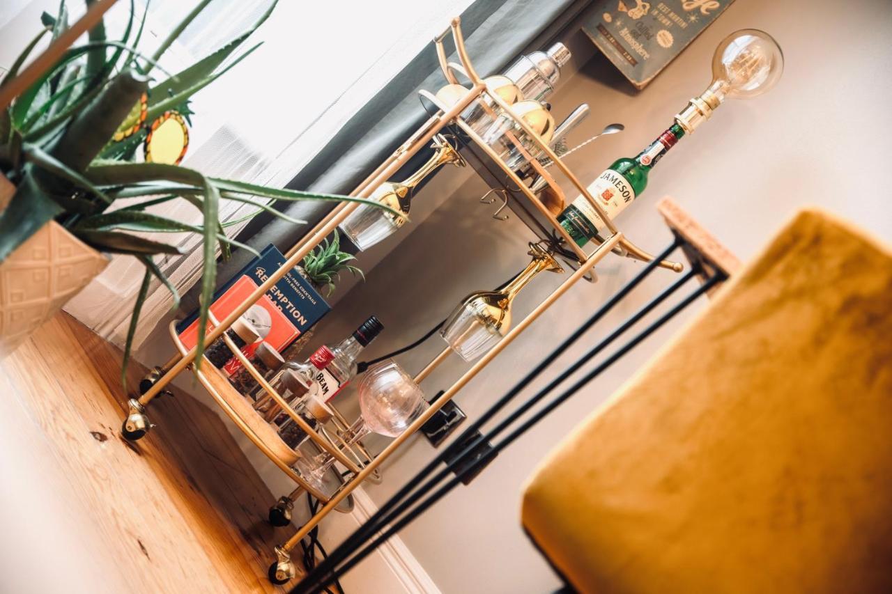 A Stylish 2 Bed Apartment In Cobh Town - Lux Stay エクステリア 写真
